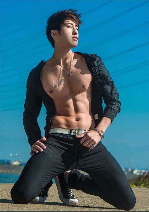 Whoseman-4-明星教練男丁格爾-芬達-全裸非全見寫真書